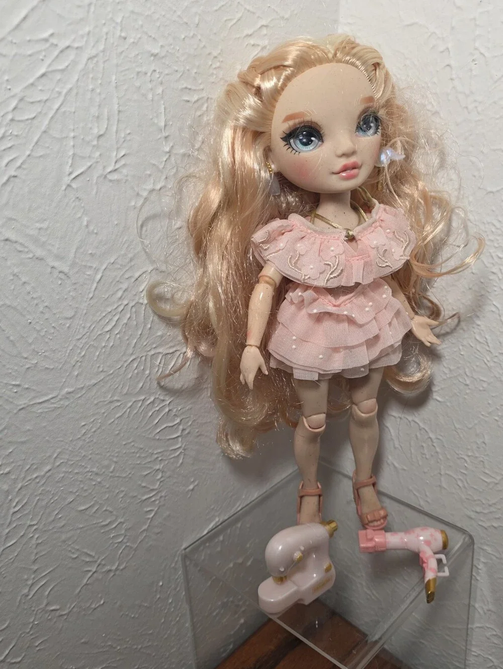 Rainbow High Victoria Whitman Doll Blonde hair Pink Peach Dress With Accessories